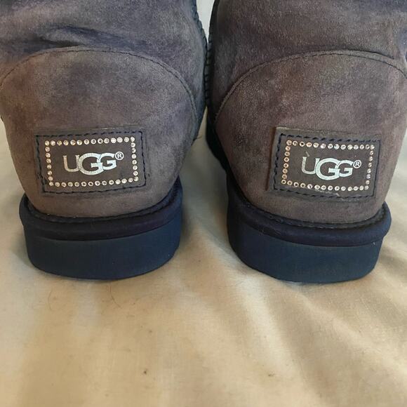 Uggs Sz 8 Gray Suede Faux Fur Lined Embellished w/crystal bows and logo - Picture 6 of 9